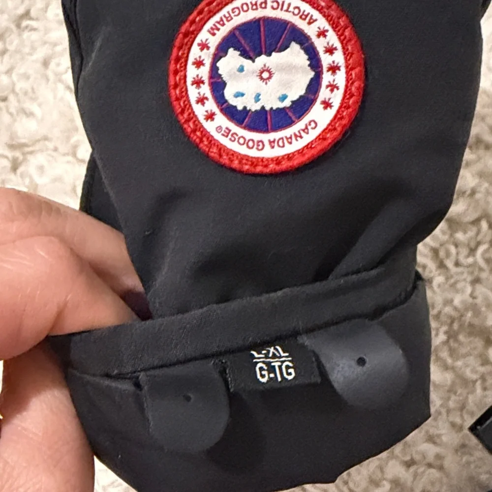 Canada Goose Black Kids Mittens with Red Logo Patch L-XL